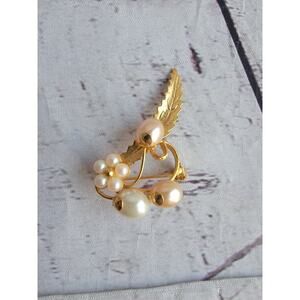 Vintage Gold Tone Brooch Pin With Faux Pearl Cluster Pink White Leaf Details